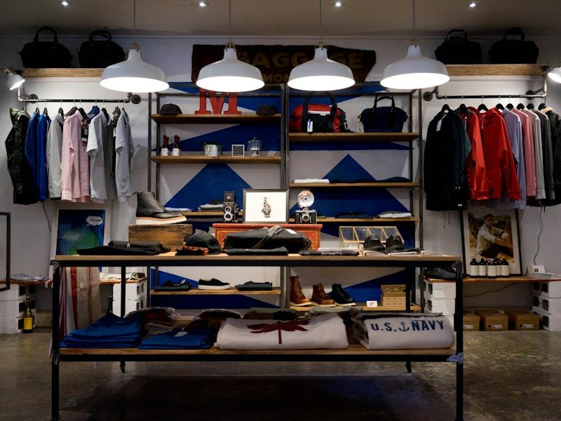 Showroom Innenraum mit Corporate Fashion